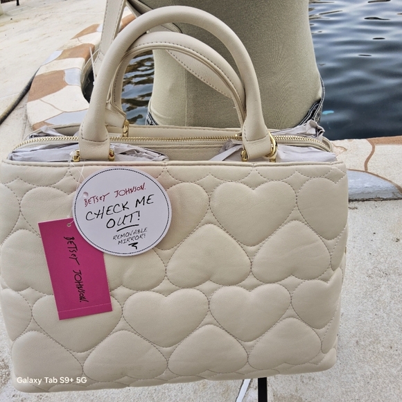 BETSEY JOHNSON CHALK COLOR SATCHEL w/REMOVABLE MIRROR - Picture 6 of 7